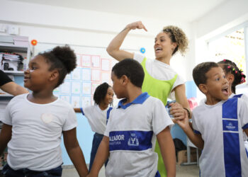 Alunos de escola municipal participam de vivências teatrais do projeto Contando Histórias do Meu Mundão