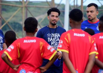 Prefeitura e Esporte Clube Bahia levam projeto social de futebol para mais dois bairros de Salvador