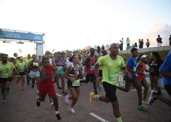 Meia maratona Salvador 21k reúne cerca de 5 mil pessoas na orla da capital baiana
