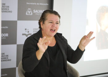 Educadores da rede municipal passam por formação sobre Alfabetização e Letramento para Surdos