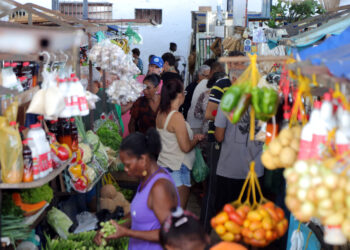 Feirantes celebram movimento de clientes nas feiras e mercados municipais