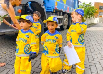 Clubinho da Limpurb presenteia dez crianças no Acupe de Brotas