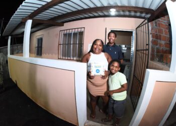 Prefeitura entrega mais 100 casas reformadas pelo Morar Melhor no Lobato e vai chegar a 56 mil famílias até o final de 2024