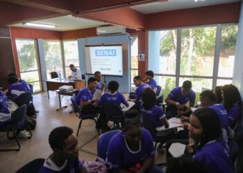 Programa Jovens Aprendizes da FCM prepara estudantes para primeiro emprego formal