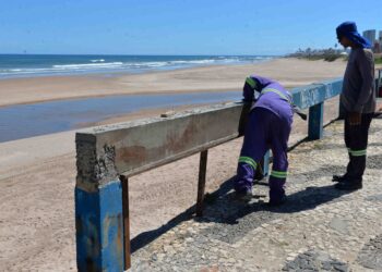 Prefeitura realiza manutenção em guarda-corpos da cidade