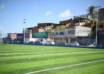 Prefeitura chega a 51 campos de grama sintética com entrega de novo equipamento no Alto de Coutos