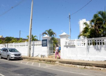 Prefeitura de Salvador realiza ação com entrega de flores nos cemitérios públicos no Dia de Finados