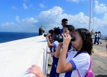 Alunos da rede municipal visitam Observatório das Baleias