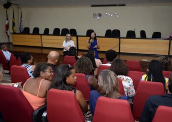 Prefeitura capacita profissionais que vão atuar com crianças e adolescentes no Carnaval