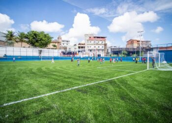 Salvador 475 anos: Prefeitura entrega 40º campo com gramado sintético em Tancredo Neves