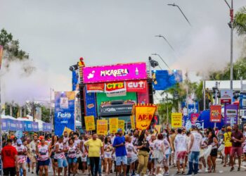 Em clima de festa e reivindicação, Bloco dos Trabalhadores estreia na Micareta de Feira ao som da banda Ara Ketu