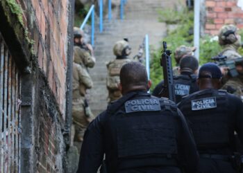 Gerente de facção que atua no bairro de Cosme de Farias tenta se esconder em culto religioso, mas acaba capturado