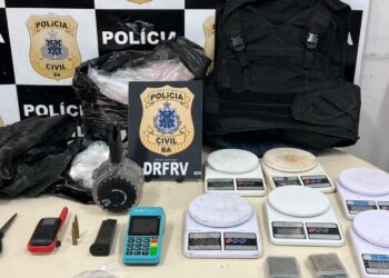 Operação em Pernambués apreende drogas, balanças e colete balístico