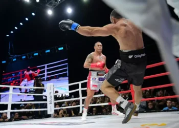 36 segundos: Tetracampeão mundial de boxe, Popó derruba o ex-BBB Kleber Bambam