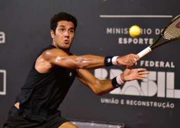 Atletas de 12 países disputam torneio do circuito mundial masculino de tênis em Feira de Santana (BA)