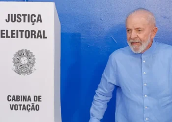 Lula vota em São Bernardo e diz que é hora de “corrigir erros”