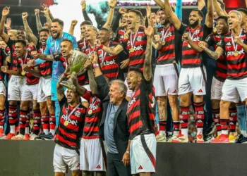 Flamengo é bicampeão carioca após empate sem gols com Fluminense