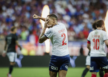 Bahia saiu na frente, Everton Ribeiro foi expulso e o Corinthians empatou no final: 1×1