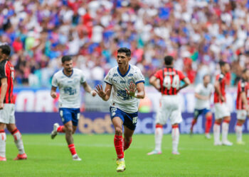Bahia supera expulsão no primeiro minuto de jogo e vence clássico Ba-Vi