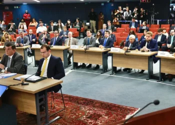 Braga Netto nega ter repassado dinheiro em sacola a Mauro Cid