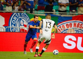 Bahia reestreia voando como o Super-Homem e Vitória mergulha perigosamente na zona