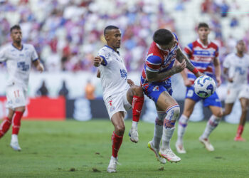 Em jogo de faltas, gols perdidos e anulados, Bahia e Fortaleza empatam no Castelão