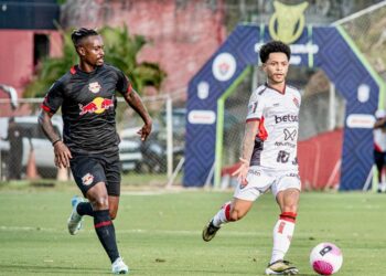 Everaldo marca, Vitória vence o Bragantino e deixa o Z-4