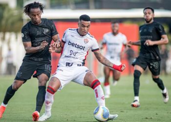 Vitória perde de virada em casa para o Corinthians e volta a ficar ameaçado pelo Z-4