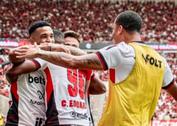 Com gol do artilheiro Alerrandro, Vitória empata com o Flamengo