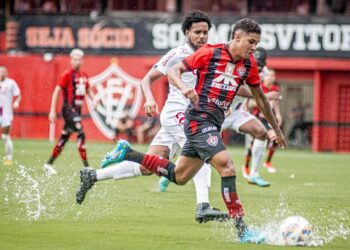 Baianão: Debaixo de muita chuva, Vitória e Barcelona estreiam sem gols