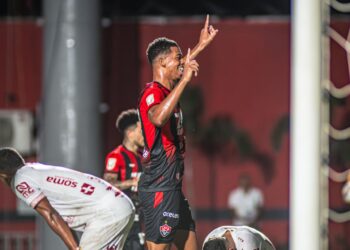 Vitória bate o Porto com gol no finalzinho e se isola na liderança