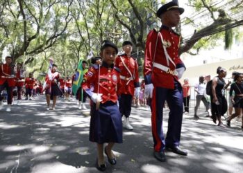 Desfile cívico de 7 de setembro é marcado por apresentação de fanfarras da rede estadual de ensino, policiais e bombeiros militares