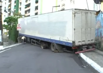 Centro de Salvador: caminhão quebra e trava via