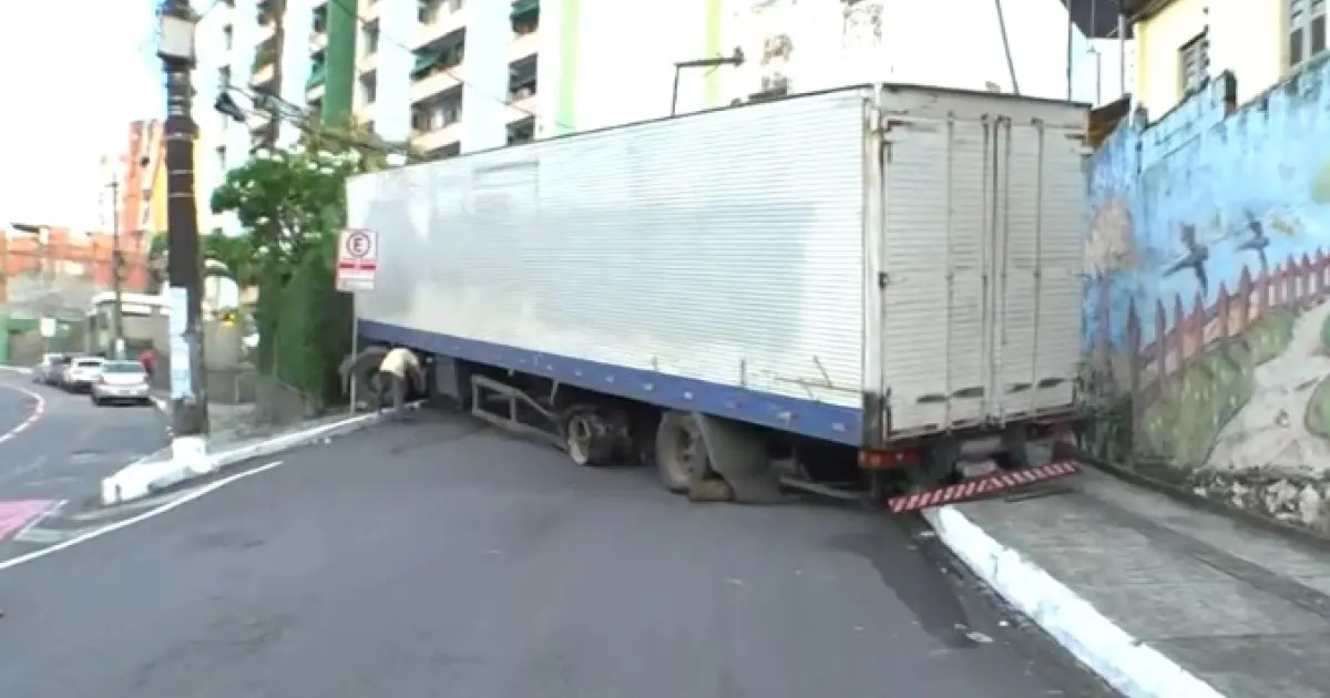 Centro de Salvador: caminhão quebra e trava via