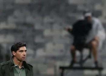 Abel está disposto a reduzir seu salário para comandar Sporting, diz jornal