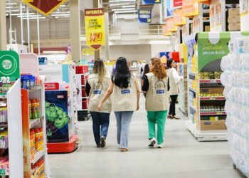 Prefeitura de Salvador realiza ações educativas sobre alergia alimentar em supermercados
