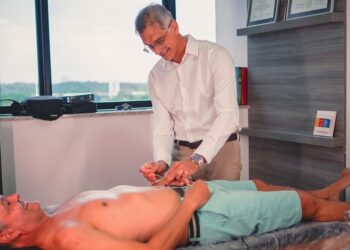 Acupuntura médica mostra eficácia contra dores nas costas, ombros e joelhos