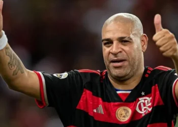 Despedida de Adriano Imperador é tomada pela emoção no Maracanã