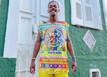 Desfile do Afoxé Olorum Baba Mi exalta dualidade e força de Oxumaré em desfile vibrante