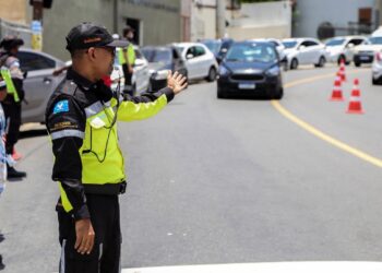 Trânsito é parcialmente bloqueado em rua do Uruguai