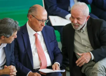 Governo vai trabalhar para reverter taxação dos EUA, diz Alckmin