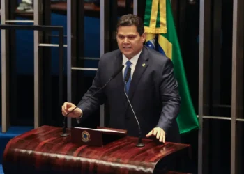 Anistia a golpistas não é assunto dos brasileiros, diz Alcolumbre