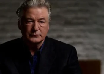 Justiça anula julgamento do ator Alec Baldwin por homicídio culposo em set de filmagem