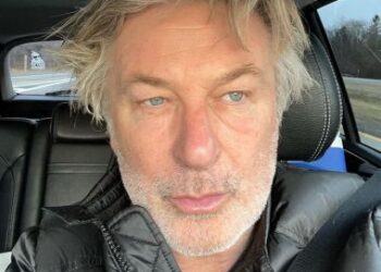 Alec Baldwin é acusado de não se desculpar por morte em set de filme