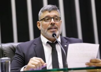 Alexandre Frota vai a sepultamento de vítimas de queda de helicóptero após ajudar nas buscas