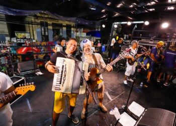 Alexandre Leão anima foliões com clássicos do Axé Music e do forró