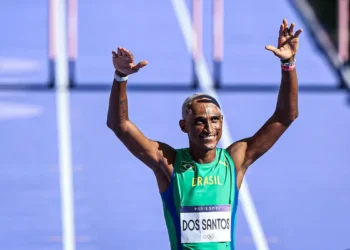 Alison dos Santos e Matheus Lima vão à semi dos 400m com barreiras