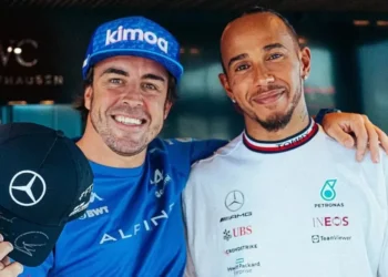 Em meio a crise na Ferrari, Hamilton recebe apoio de Alonso antes do GP da Holanda: “Piloto incrível”