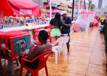 Ambulantes começam a utilizar estrutura elevada construída para o Carnaval na Barra