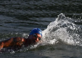 Ana Marcela Cunha briga, mas termina em 4º lugar na maratona aquática